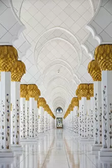Images Dated 8th May 2014: United Arab Emirates, Abu Dhabi, Sheikh Zayed Grand Mosque