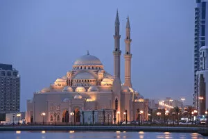 Images Dated 15th June 2009: United Arab Emirates, Sharjah, Sharjah Mosque by the Corniche, dusk