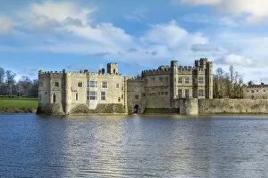 Images Dated 28th May 2020: United Kingdom, England, Kent, Maidstone. Leeds castle and lake