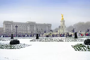 Images Dated 28th February 2018: United Kingdom, England, London, Westminster, Buckingham Palace in the snow