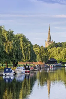 United Kingdom, England, Warwickshire, Stratford, Stratford-upon-Avon, summer view of the river Avon showing the spire of the Church of the Holy Trinity, Shakespearea€