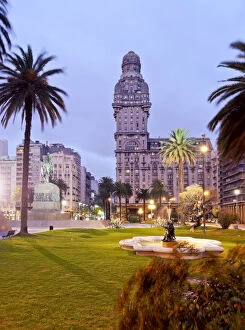 Uruguay, Montevideo, Twilight view of the Independence Square