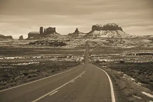 Images Dated 22nd September 2009: USA, Arizona, Monument Valley Navajo Tribal Park, Monument Valley in the snow along Rt