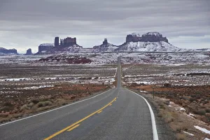 Images Dated 22nd September 2009: USA, Arizona, Monument Valley Navajo Tribal Park, Monument Valley in the snow along Rt