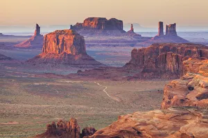 USA, Arizona, View over Monument Valley from the top of Hunts Mesa
