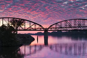 Images Dated 16th January 2013: USA, Arkansas, Little Rock, Clinton Presidential Park Bridge and Arkansas River