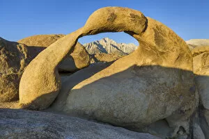 Images Dated 15th November 2021: USA, California, Alabama Hills, Mobius Arch rock