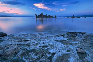 USA, California, Eastern Sierra, Mono Lake, Tufa Reserve at sunset