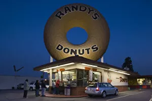 Images Dated 19th May 2009: USA, California, Los Angeles, Inglewood, Randys Donuts, donut shop, dawn