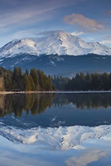 USA, California, Northern California, Northern Mountains, Mount Shasta, view of Mt