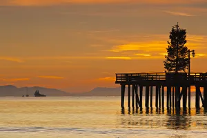 USA, California, Southern California, Santa Barbara, Stearns Wharf, dawn