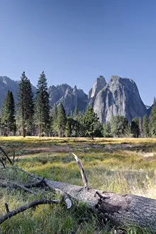 USA, California, Yosemite National Park, Yosemite Valley and Cathedral Spires