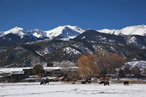 USA, Colorado, Coaldale, ranch and Sangre de Cristo Mountains, winter