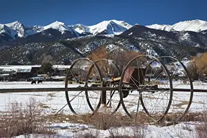 USA, Colorado, Coaldale, ranch and Sangre de Cristo Mountains, winter