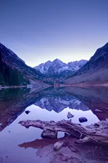 USA, Colorado, Maroon Bells Mountain reflected in Maroon Lake