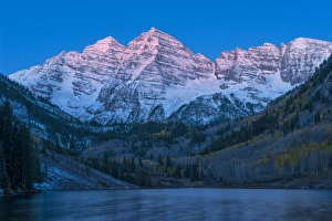 USA, Colorado, Rocky Mountains, Aspen, Maroon Bells at dawn