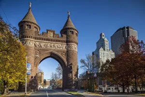 USA, Connecticut, Hartford, Bushnell Park, Soldiers and Sailors Memorial Arch, autumn