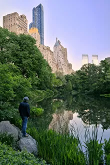 Images Dated 14th September 2015: USA, East Coast, New York, Manhattan, Central Park, man standing on the pond