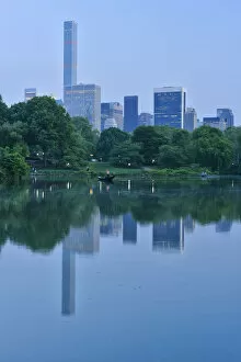 Images Dated 14th September 2015: USA, East Coast, New York, Manhattan, Upper Westside, Central Park, the lake at dusk