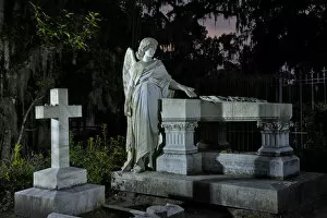 Images Dated 10th March 2015: USA, Georgia, Savannah, Bonaventure Cemetery, grave at dusk