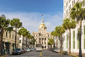Images Dated 16th May 2016: USA, Georgia, Savannah, Tram passing the town hall