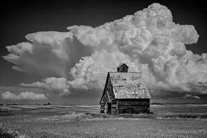 Images Dated 12th July 2022: USA, Great Plains, North Dakota, Barn and Thunderstorm