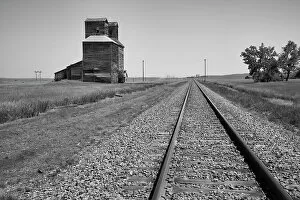 Images Dated 12th July 2022: USA, Great Plains, North Dakota, railroad track and abandoned grain silo
