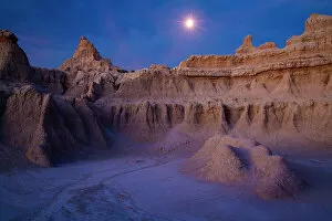 Images Dated 12th July 2022: USA, Great Plains, South Dakota, Badlands National Park, moonset