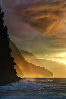 Images Dated 19th July 2018: USA, Hawaii, Kauai, Na Pali Coast, sunset on Na Pali Coast