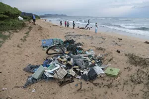 USA, Hawaii, Kauai, plastic garbage and tourists on beach