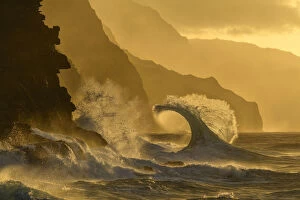 Stunning Gallery: USA, Hawaii, Kauia, Na Pali Coast, waves along Na Pali Coast