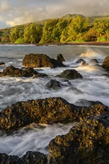 USA, Hawaii, Maui, Hana, morning light on seashore