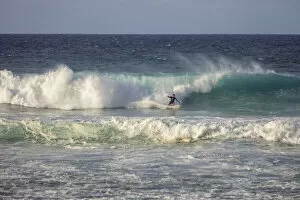 Images Dated 12th October 2021: USA, Hawaii, Maui, Hookipa Beach, Surfer