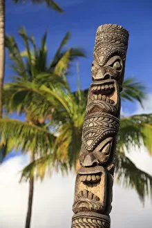 Images Dated 2nd July 2013: USA, Hawaii, Maui, Kaanapali Beach, Hawaiian Tiki Statue