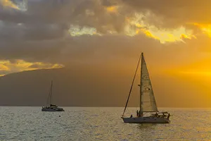 Images Dated 19th July 2018: USA, Hawaii, Maui, Kanaapali Beach, sailing at sunset