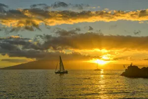 Light Gallery: USA, Hawaii, Maui, Kanaapali Beach, people at sunset