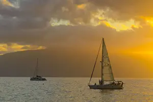 Maui Prints: USA, Hawaii, Maui, Kanaapali Beach, sailing at sunset