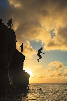 Beach Resort Prints: USA, Hawaii, Oahu, North Shore, Waimea Bay, Divers Jumping off Cliff