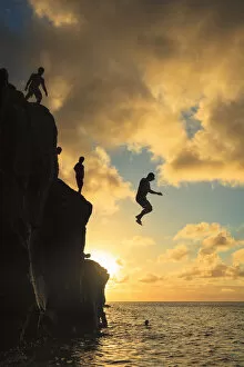 Pacific Ocean Collection: USA, Hawaii, Oahu, North Shore, Waimea Bay, Divers Jumping off Cliff