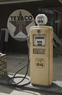 Images Dated 13th March 2008: USA, Illinois, Route 66, Williamsville, Old Gas Station, Gas Pumps