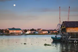Images Dated 1st March 2010: USA, Louisiana, Lafitte, Bayou and town