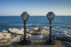 USA, Maine, Five Islands, Reid State Park, binoculars