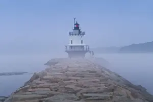USA, Maine, South Portland, Spring Point Ledge Lighthouse in fog