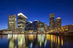 USA, Massachusetts, Boston, city skyline along the Fort Point Channel