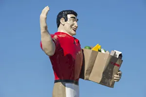 Images Dated 19th October 2015: USA, Midwest, Massac County, Illinois, Metropolis, statue at supermarket