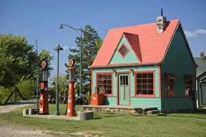 USA, Midwest, Missouri, Route 66, Carthage, Red Oak II, village, old gas station