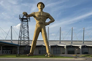 Images Dated 19th October 2015: USA, Midwest, Oklahoma, Route 66, Tulsa, Oil man statue at expo center