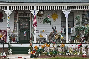 Images Dated 14th January 2010: USA, Mississippi, Natchez, decorated porch, North Natchez