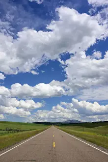 USA; Montana, Central Montana, slone highway under the big sky