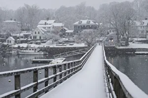 USA, New England, Cape Ann, Massachusetts, Annisquam, Lobster Cove, footbridge, winter